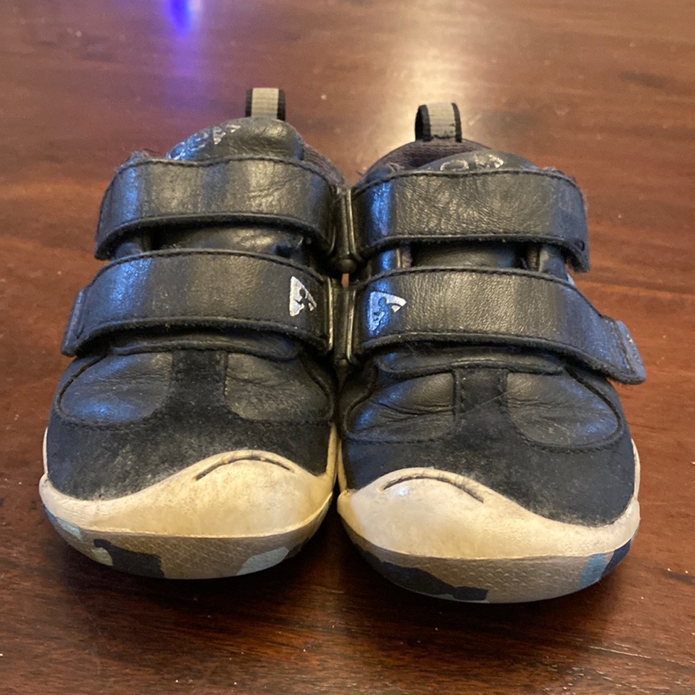 sz 8 toddler plae velcro leather shoes